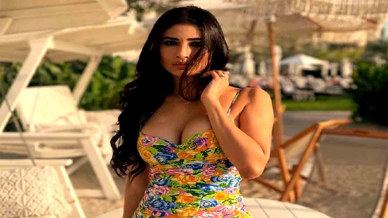 Mouni Roy ने beach पर short dress पहन दिए बेहद हॉट पोज, viral हुए photos । FilmiBeat