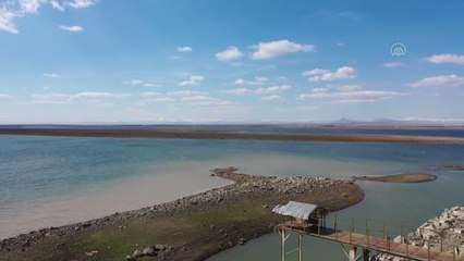 DİYARBAKIR - Devegeçidi Baraj Gölü'ndeki su, göçmen kuşları ağırlayabilecek seviyeye yükseldi