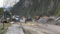 RİZE'DE HEYELAN; ARDEŞEN-ÇAMLIHEMŞİN YOLU KAPANDI