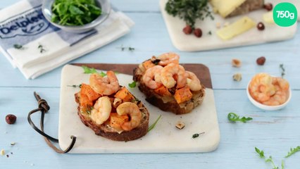 Tartine gratinée à la patate douce, tomme, roquette et crevettes