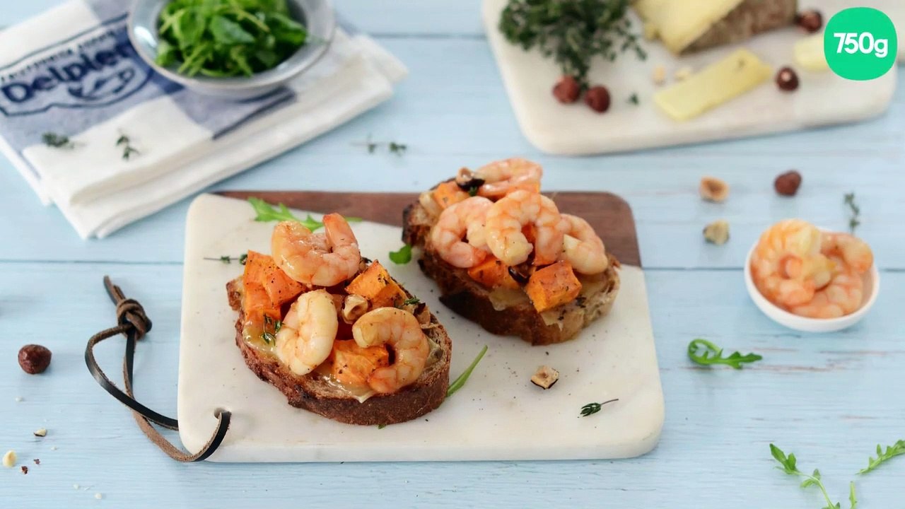 Tartine gratinée à la patate douce, tomme, roquette et crevettes