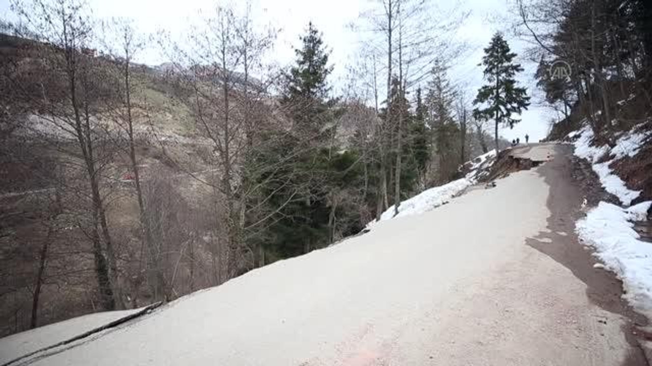 Su hattının geçtiği grup yolunda toprak kayması meydana geldi