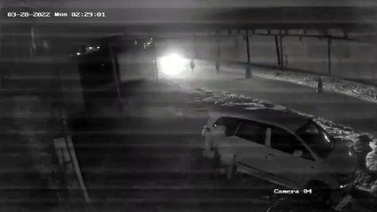 ट्रक में सोया था चालक, पीछे से तेल चुरा ले गए चोर, सीसीटीवी में कैद हुई घटना