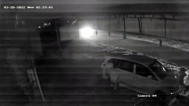 ट्रक में सोया था चालक, पीछे से तेल चुरा ले गए चोर, सीसीटीवी में कैद हुई घटना