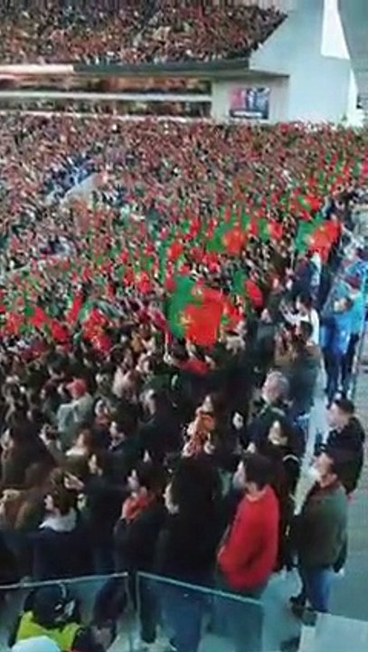 Vista “exclusiva” do momento em que quase 50 mil adeptos entoaram o hino no Dragão