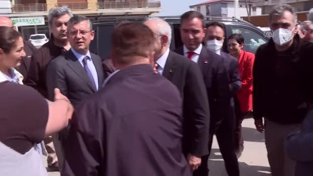 Kılıçdaroğlu, Sarıgöl ilçesinde servis taşıyıcılarıyla görüştü, üzüm bağındaki kadın işçilerle sohbet etti