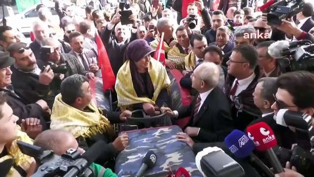 Çiftçiler Kılıçdaroğlu'nu traktörle karşıladı: Biz bittik başkanım, kurtarın