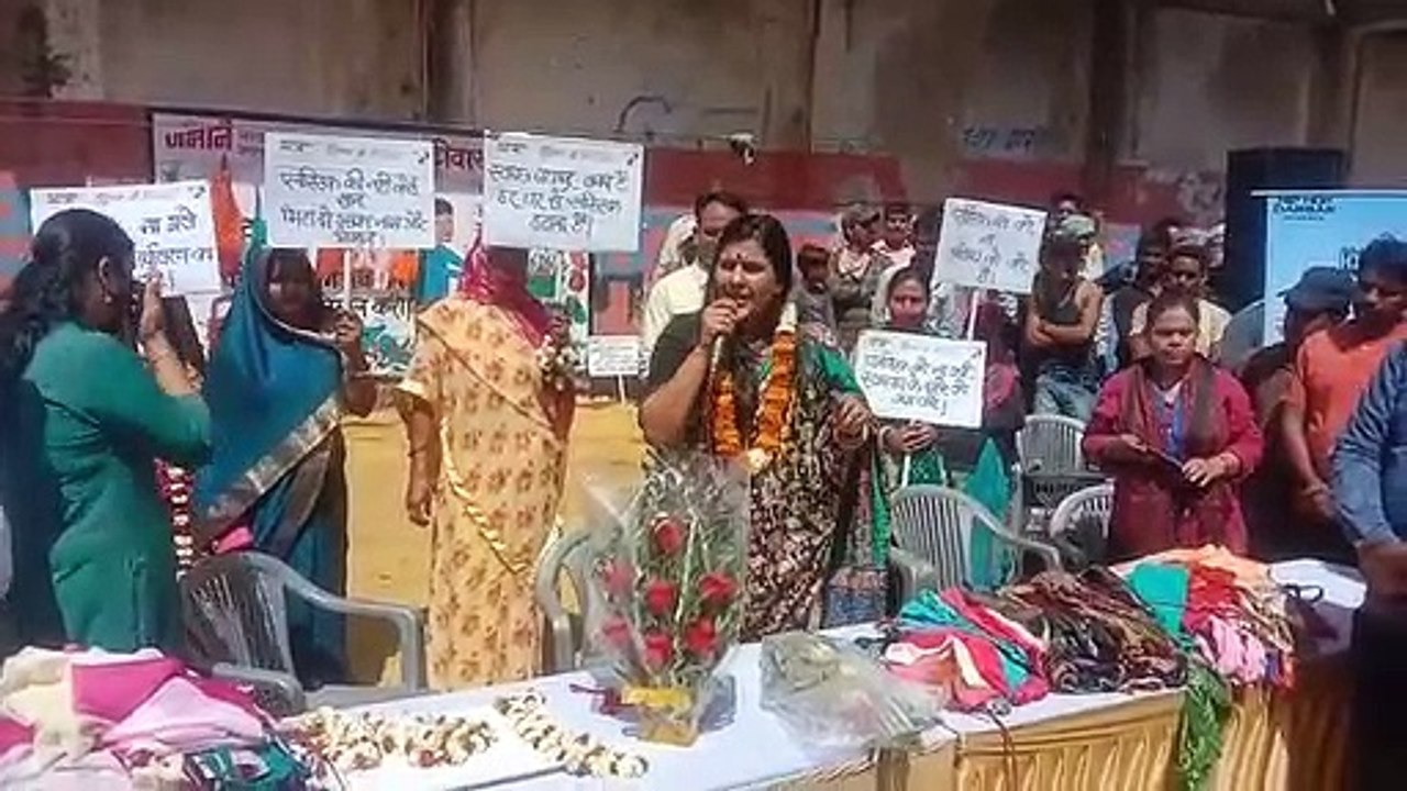 स्वच्छता की दीवार पर रखें थैले, ताकि नहीं करे कोई पॉलीथिन का उपयोग