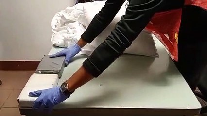 Momento en que la DNCD decomisa 15 kilos de cocaína Aeropuerto de Puerto Plata