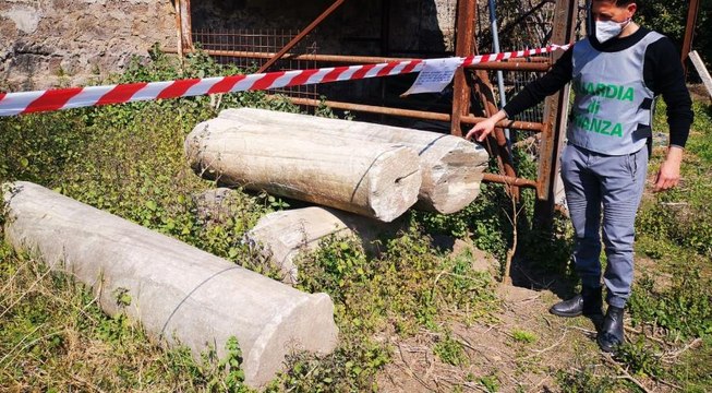 Calvi Risorta (CE) - Trovati reperti archeologici di epoca romana in un'officina meccanica (30.03.22)