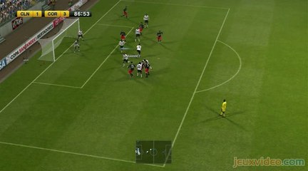 Pro Evolution Soccer 2011 : Le coup du centre à ras de terre
