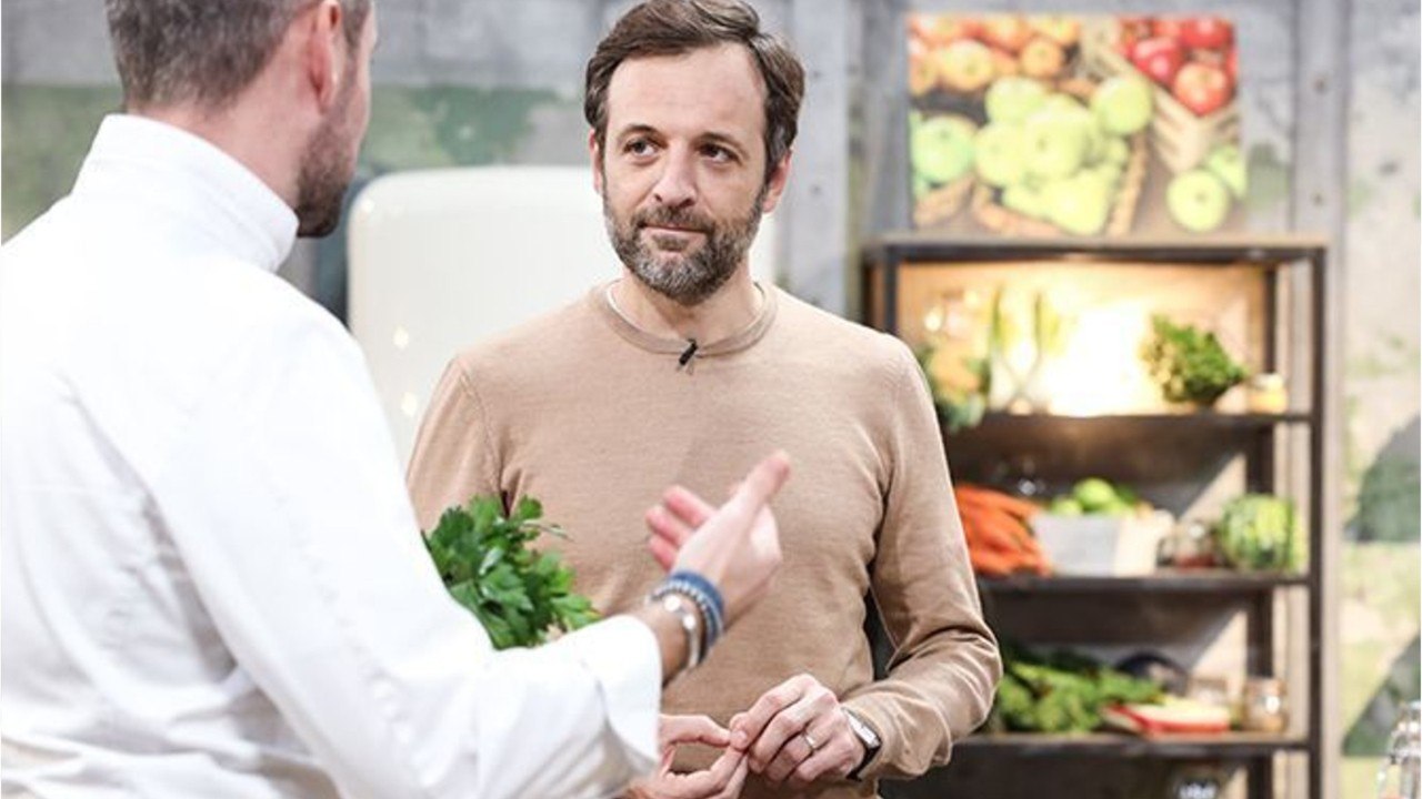 VOICI : Top Chef 2022 : qui est François-Régis Gaudry, le juge de la guerre des restos ?
