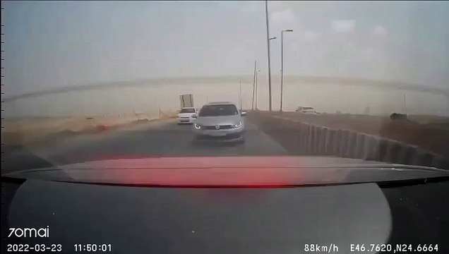 Un conducteur agressif fait des appels de phare pour doubler et se fait punir