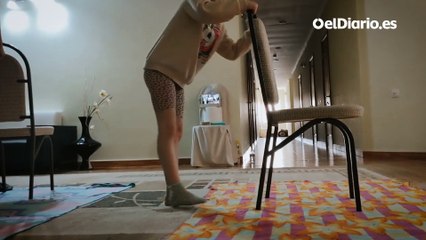 Una niña ucraniana sigue sus clases de baile a través de videollamada