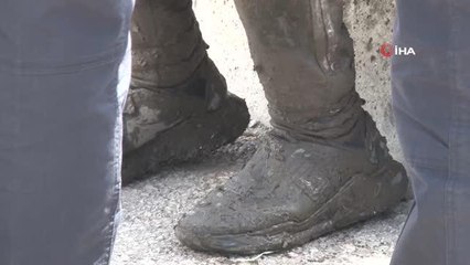 Üzeri çamurlu halde kanalizasyondan çıkan hırsızlık şüphelisi: "Yüzmek için girmiştim"