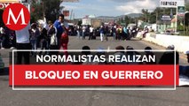 Normalistas de Ayotzinapa cumplen bloqueo de autopista del Sol