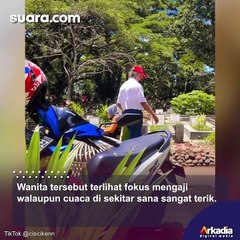 So Sweet, Kakek Payungi Istrinya Kepanasan saat Berziarah Bikin Baper