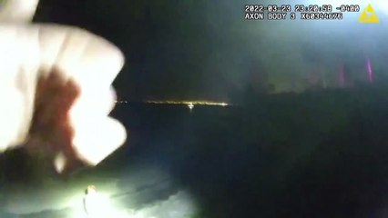 Mulher esfaqueia polícia no polícia depois de sofrer acidente