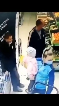 Dalgınlıkla aynı montu giymiş başka çocuğu kucaklayan abla ve bu durumdan oldukca memnun olup ses çıkarmayan ufaklık