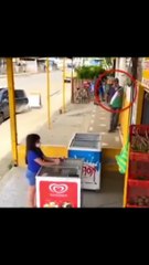 Markette çalışan bir kadının dikkati sayesinde kaçırılmaktan kurtulan kız (Not: Farkındalık yaratmak amacıyla yapılmış bir videoymuş)