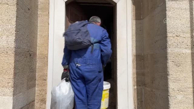 Son dakika: Selimiye Camisi minarelerine mahya asıldı