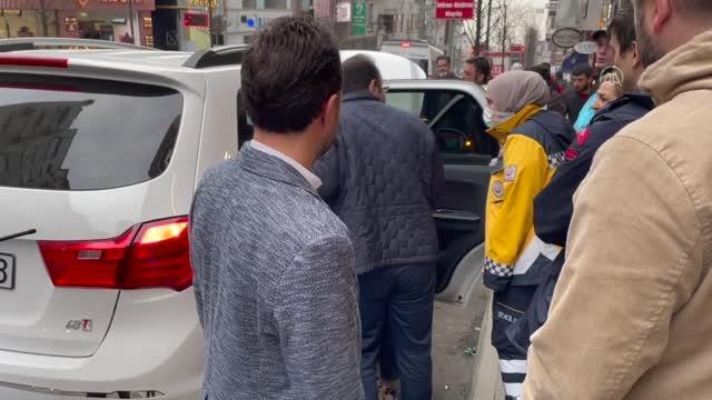 İranlı ailenin kilitli arabada bıraktığı engelli çocuğu esnaf fark etti