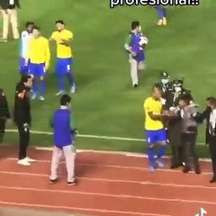 Dani Alves se gana los aplausos de los bolivianos por su noble gesto con un hincha