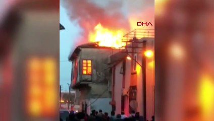Yalnız yaşayan yaşlı adamı yangından komşuları kurtardı
