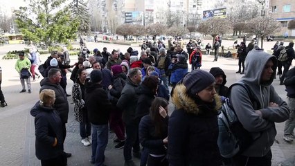 Ucranianos fogem após russos ocuparem povoado