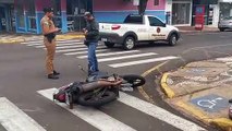 Colisão entre carro e moto taxista deixa uma pessoa ferida na Rua Arapongas em Umuarama