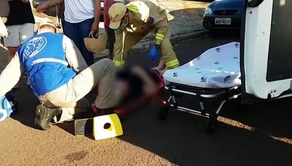 Ao atravessar a rua, mulher é atingida por ciclista e fica ferida