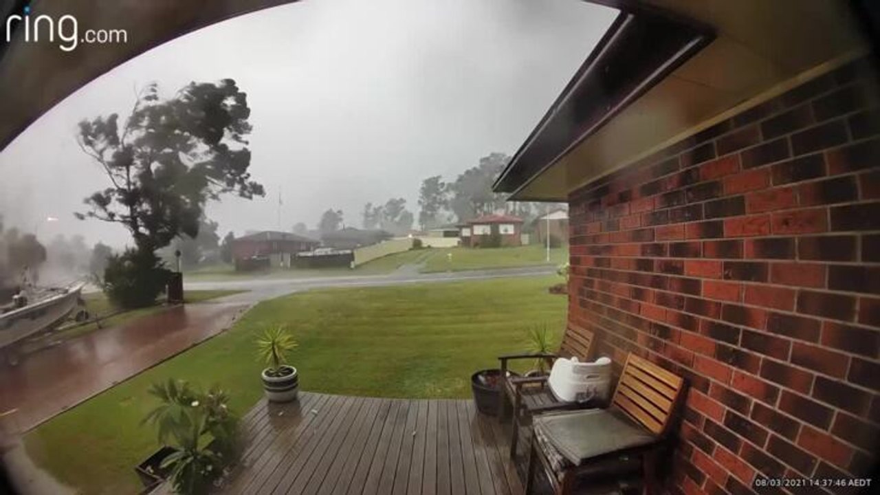 Strong winds batter the suburbs