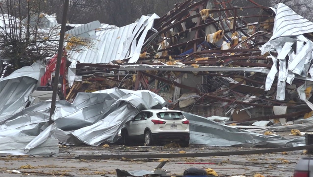 Tornado slices through northwestern Arkansas neighborhood