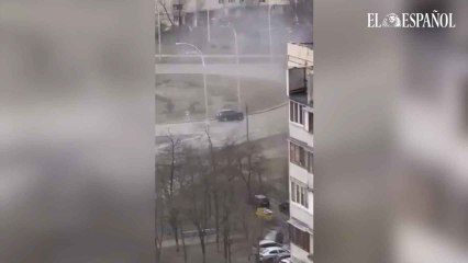 Crímenes contra civiles en Ucrania: Un tanque ruso arrolla a un vehículo particular en Kiev