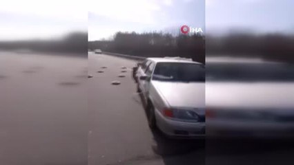 Ukrayna'da sivil araçlar yola döşenen mayınların üzerinden geçti