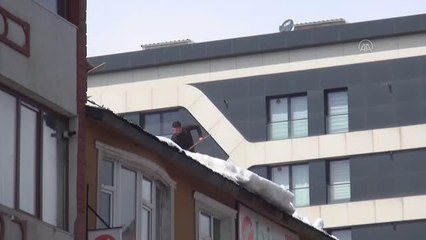 Tatvan'da çatılarda biriken karlar temizleniyor