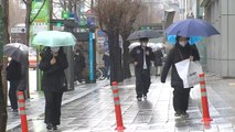 [날씨] 오늘 전국 흐리고 산발적 빗방울...예년만큼 포근 / YTN