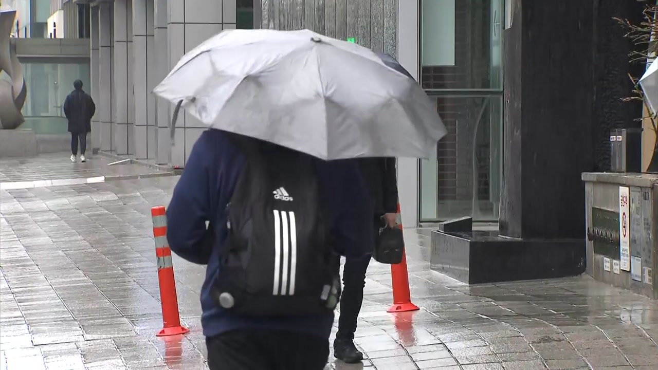 [날씨] 전국 흐리고 산발적 빗방울...낮 동안 포근 / YTN