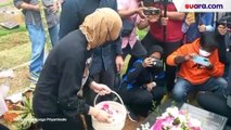 Angelina Sondakh Hias Makam Adjie Massaid Jelang Ramadhan