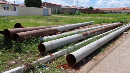 Moradores afirmam que Prefeitura de Sousa pinta canos enferrujados para instalar nas ruas