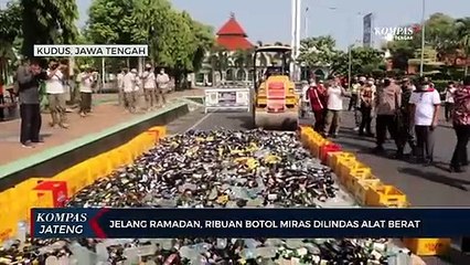 Jelang Ramadan, Ribuan Botol Miras Dilindas Alat Berat