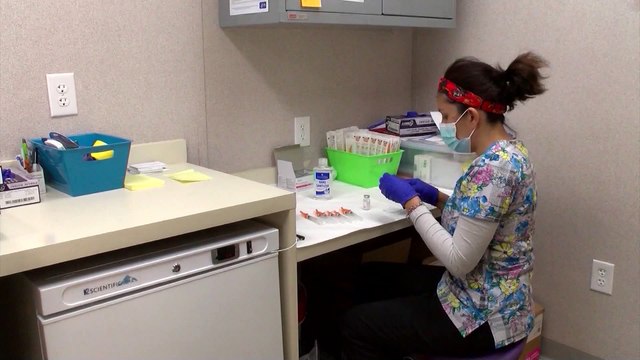 Clínicas en El Paso continuarán aplicando vacuna contra el COVID-19 gratis