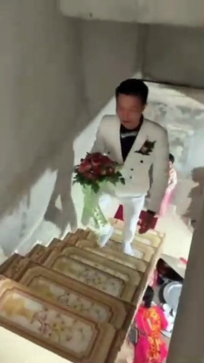 Clip: Cô dâu 2001 cưới chú rể hơn mình 23 tuổi, quen nhau nhờ chuyến taxi định mệnh
