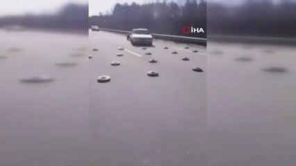 Ukrayna'da sivil araçlar yola döşenen mayınların üzerinden geçti