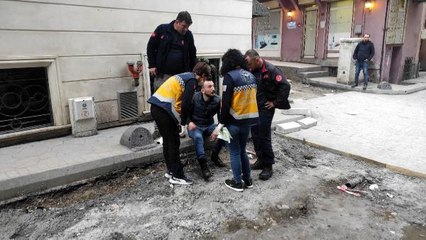 BEYOĞLU'NDA YOLDA YÜRÜYEN KİŞİNİN AYAĞINA DEMİR SAPLANDI