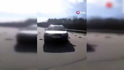 Mayınların arasında tehlikeli yolculuk!Ukrayna’da yollara döşenen mayınlar büyük tehlike saçarken bazı araçların sürücüleri korkusuzca araçlarıyla mayınların üzerinden geçti.  Rusya’nın Ukrayna’ya devam eden saldırıları