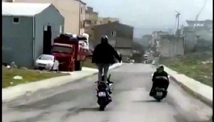 AVCILAR'DA MOTOSİKLETİ AYAKTA SÜRDÜ, TEHLİKELİ YOLCULUK KAMERADA