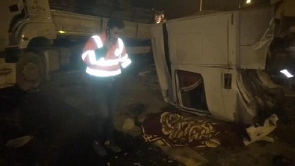 SİLİVRİ'DE 2 TIR İLE TANKER ÇARPIŞTI 2 YARALI