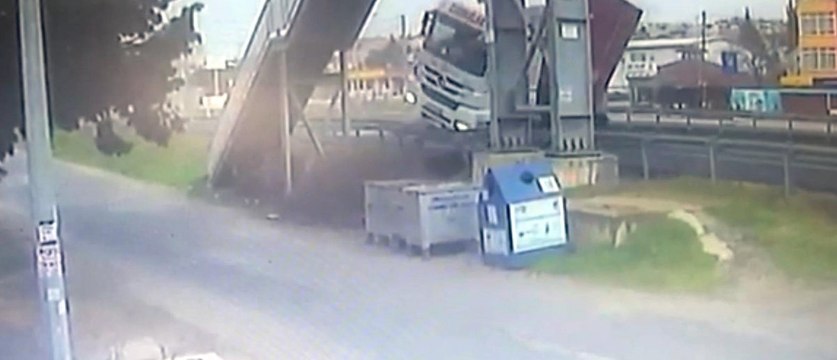 TIR üst geçide çarptı, şoför hayatını kaybetti