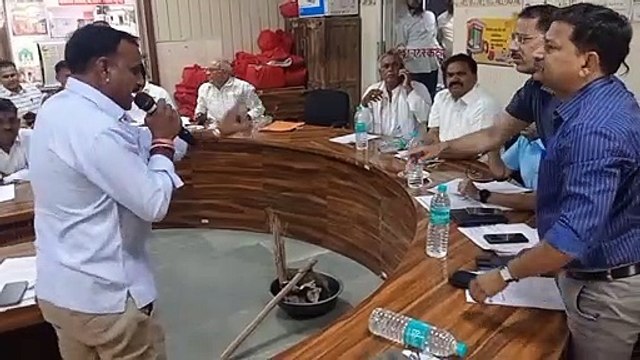 Video: पंचायत समिति की बैठक: नाराज सदस्य ने विकास अधिकारियों को भेंट किया चूड़ा